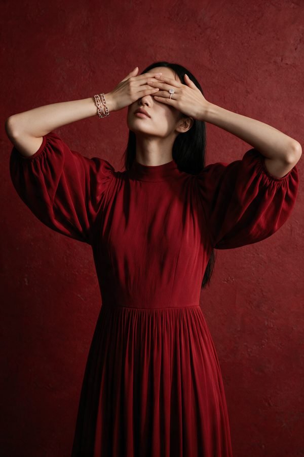 Modelo de vestido vermelho com pulseira e anel