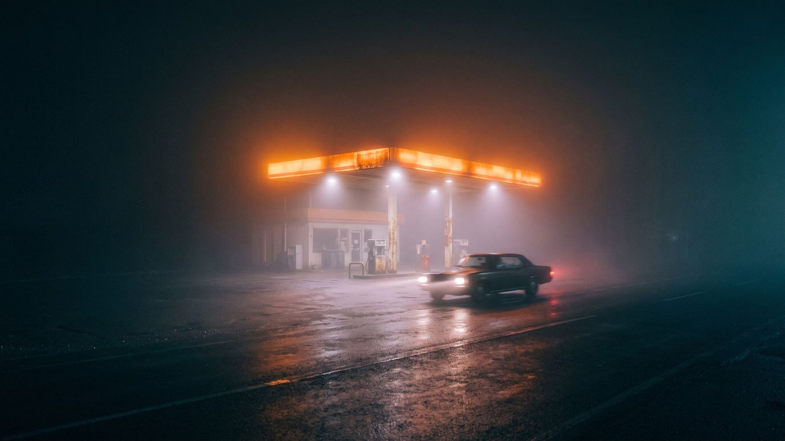 Bomba de gasolina no nevoeiro à noite